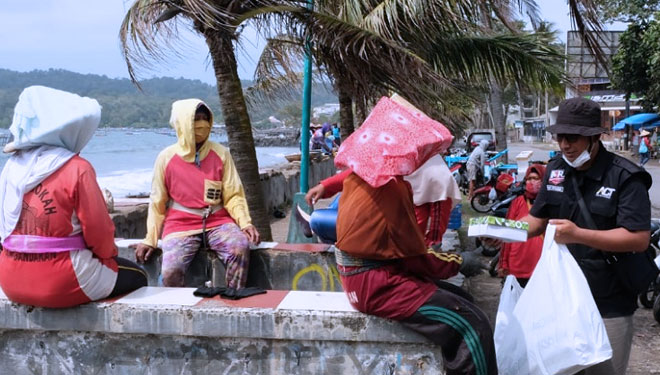 ACT sedang membagikan paket pangan ke nelayan Pangandaran (Foto: ACT Ciamis)