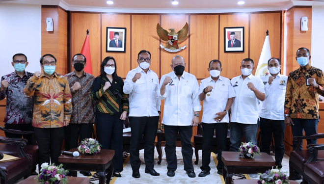 Ketua DPD RI bersama Wakil Walikota Surabaya Armuji saat rapat koordinasi penyelesaian Tanah Surat Ijo Kota Surabaya dengan  Kemendagri, Kementerian Agraria dan Tata Ruang/BPN, di Gedung DPD RI Jakarta. (FOTO: DPD RI)