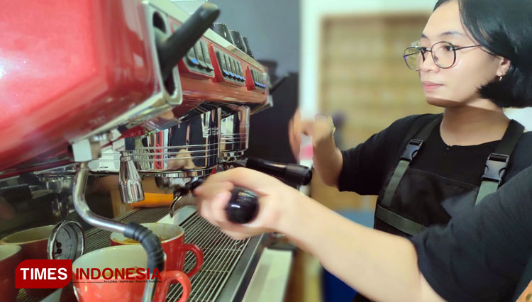 Seorang barista menyeduh kopi dengan menggunakan mesin ekpresso disalah satu kedai kopi di kawasan pusat Kota Tasikmalaya, Jalan KHZ Mustofa, Kota Tasikmalaya (FOTO: Harniwan Obech/TIMES Indonesia)