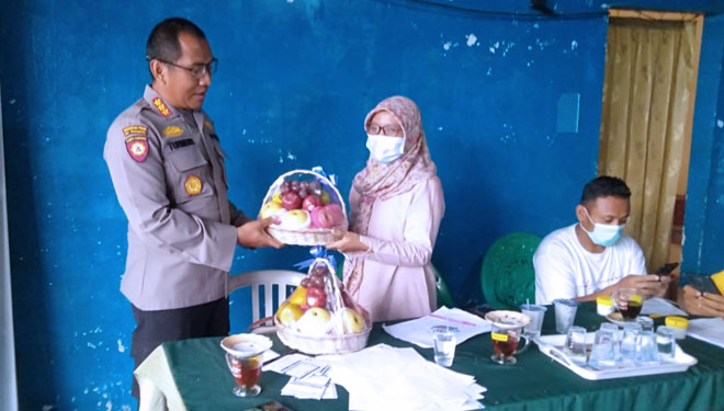 Direktur Pamobvit Polda NTB, Kombes Pol Turmudi ketika menyambangi petugas vaksinator yang mengalami kecelakaan di Lombok Tengah. (Foto: Bid Humas Polda NTB)