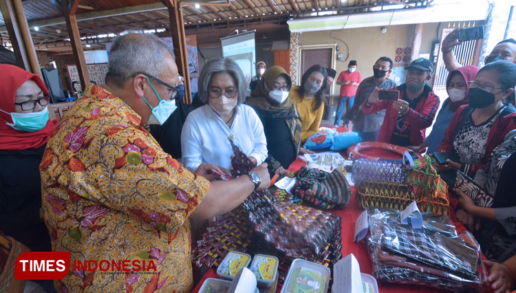 Anggota Komisi XI DPR RI Indah Kurnia bersama Kepala Kanwil Bank Indonesia Budi Hanoto saat sosialisasi penggunaan QRIS kepada pelaku UMKM di Waru, Sidoarjo, Minggu (26/9/2021). (Foto: Lely Yuana/TIMES Indonesia) 