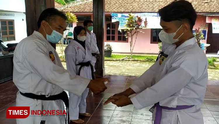 Ketua tim penguji Karate ASKi pada ujian kyu di Selanegara, Banyumas saat menerapkan prokes pada peserta. (FOTO: Sutrisno/TIMES Indonesia)