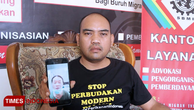 Ketua SBMI Indramayu saat menunjukkan potret Rokaya. (Foto: Muhamad Jupri/TIMES Indonesia)