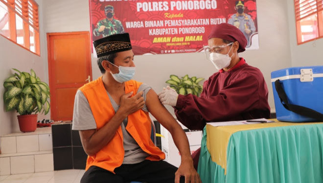 Warga binaan Lapas Kelas II B Ponorogo mendapat jatah vaksin dari program serbuan vaksin merah putih Polres Ponorogo. (FOTO: Humas Polres/TIMES Indonesia)