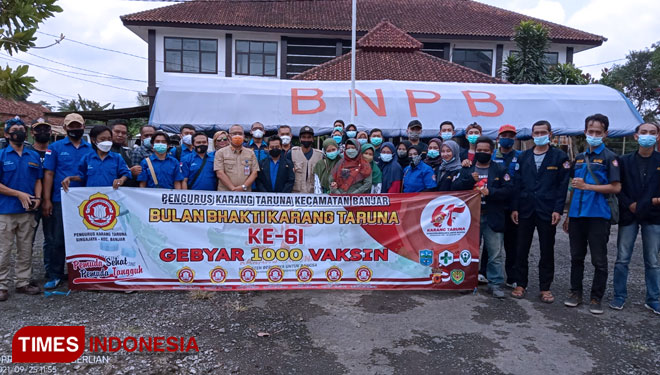 Pengurus Karang Taruna Kecamatan Banjar berpoto bersama usai pelaksanaan vaksinasi. (foto: Susi/TIMES Indonesia)