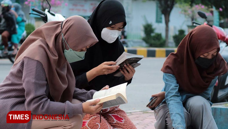 Sejumlah remaja saat menyerbu Perpustakaan Jalanan di Alun-alun Besuki, Kabupaten Situbondo, Jawa Timur (FOTO: Moh Bahri/TIMES Indonesia).