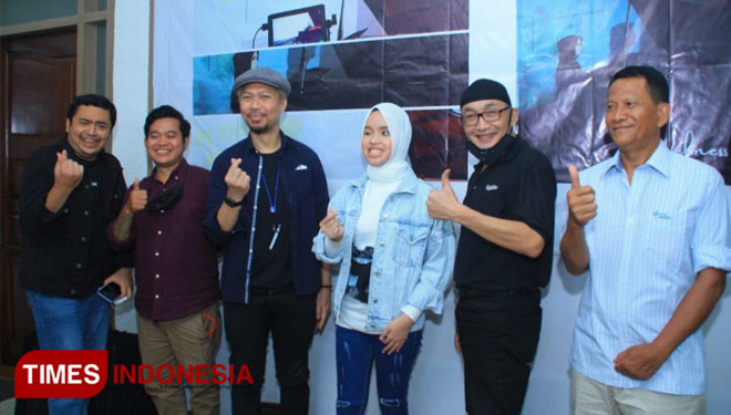 Putri Ariani (ketiga kanan) didampingi tim Ruang Kerja Creative (FOTO: RKC for TIMES Indonesia) 