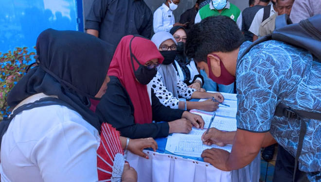 Ratusan Calon Kepala Desa di Pulau Morotai saat mendengar hasil tes pada bulan lalu di GOR SD Unggulan I Daruba, Pulau Morotai. (Foto: dok. DPMD For TIMES Indonesia)