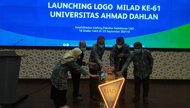 Rektor UAD, Dr. Muchlas, MT (kedua kanan) ketika menekan tombol peluncuran logo baru milad ke-61 (FOTO: Humas UAD for TIMES Indonesia) 