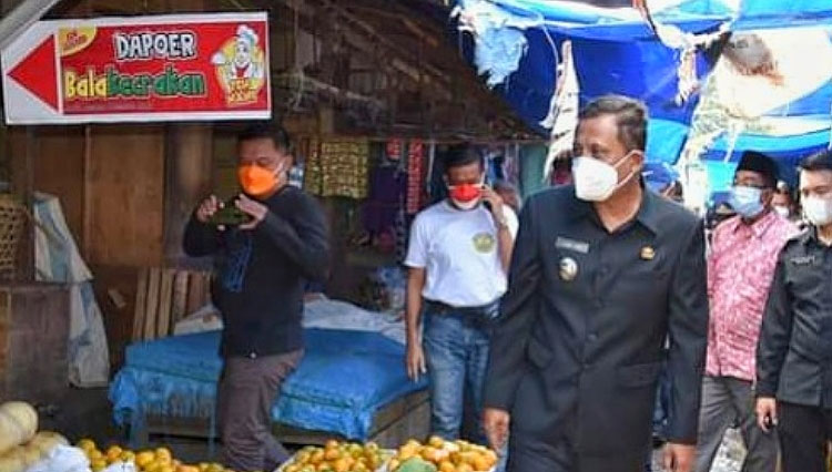 Wakil Bupati Pangandaran melakukan tinjauan pelaksanaan vaksinasi di pasar tradisional Pananjung (Foto : Humas Pemkab Pangandaran)