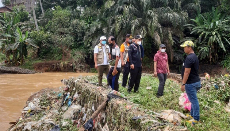  Wali Kota Lubuklinggau, H SN Prana Putra Sohe ketika meninjau lokasi banjir, tampak menemui sejumlah sampah yang menumpuk. (Foto: Dok Diskominfo Lubuklinggau.)