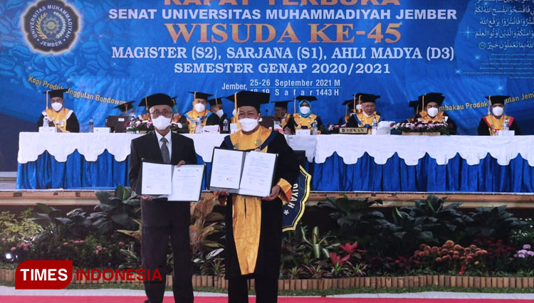 Penandatanganan MoU antara UM Jember dan Pemda Bondowoso yang diharapkan bisa mewujudkan program Tri Dharma Perguruan Tinggi. (Foto: Siti Nur Faizah)