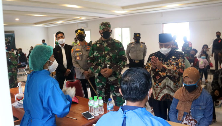Forkopimda Kabupaten Malang ketika meninjau Vaksinasi Wisata Lembah Indah. (Foto: Humas Polres Malang)