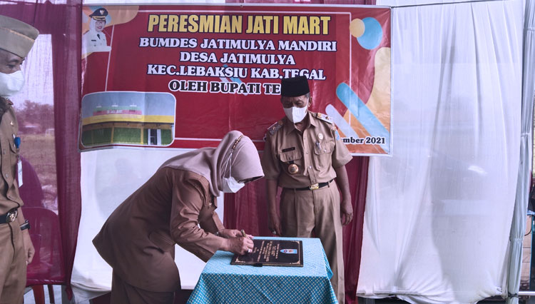 Bupati Tegal, Dra H Umi Azizah menandatangani prasasti peresmian dan pengguntingan pita pembukaan Bumdes Jati Mart (Foto : Dimas Reza Yogatam for TIMES Indonesia)