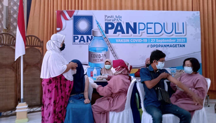 Warga saat mengikuti vaksinasi Covid-19 yang digelar oleh DPD PAN Magetan bekerjasama dengan Dinas Kesehatan setempat, Senin (27/9/2021). (Foto: M Kilat Adinugroho/TIMES Indonesia)