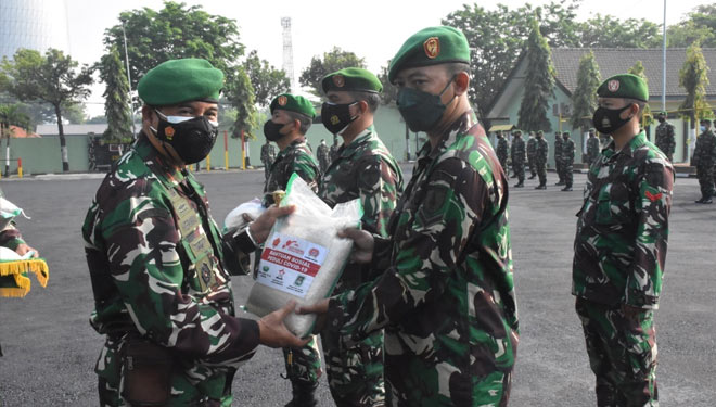 Danrem 084/Bhaskara Jaya, Brigjen TNI Herman Hidayat Eko Atmojo secara simbolis menyerahkan bantuan beras kepada prajuritnya, Senin (27/9/2021).(Dok.Penrem BJ) 