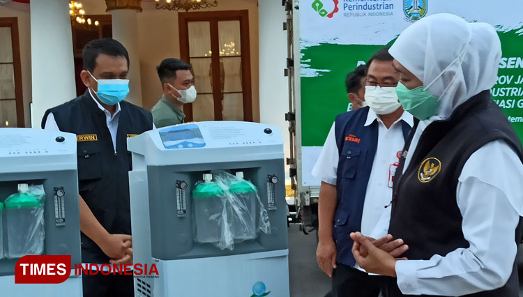 Gubernur Jatim Khofifah melihat unit oksigen konsentrator bantuan dari Kemenperin RI, Senin (27/9/2021).(Foto : Lely Yuana/TIMES Indonesia) 