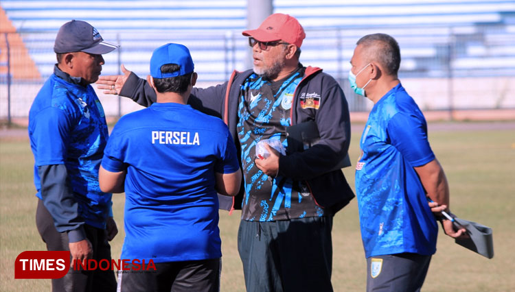 Pelatih Persela, Iwan Setiawan (topi merah), berdiskusi dengan para asistennya. (FOTO: MFA Rohmatillah/ TIMES Indonesia)