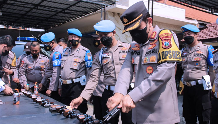Kapolresta Mojokerto Cek Kedisiplinan Penggunaan Senpi bagi Personel ...