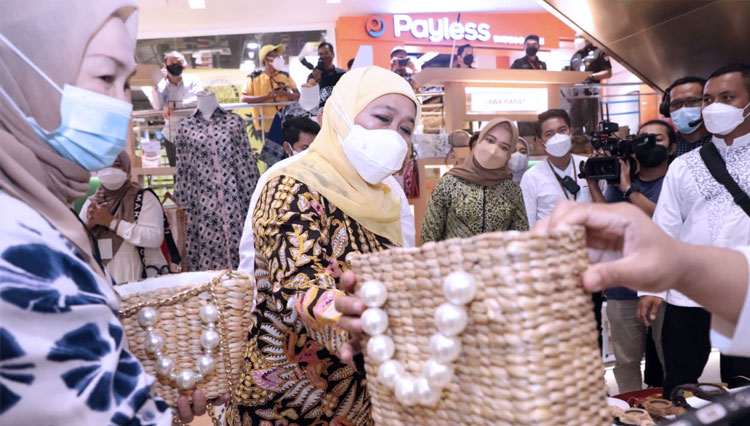 Gubernur Jatim Khofifah meninjau salah satu stand UMKM Festival Ekonomi Syariah (FESyar) Regional Jawa Tahun 2021 di Atrium Tunjungan Plaza Surabaya, Senin (27/9/2021). (FOTO: Dok.Humas Pemprov Jatim) 