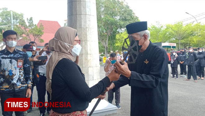Bupati Indramayu serahkan pusaka senjata Cakra Hudaksana.(Foto: Muhamad Jupri/TIMES Indonesia)