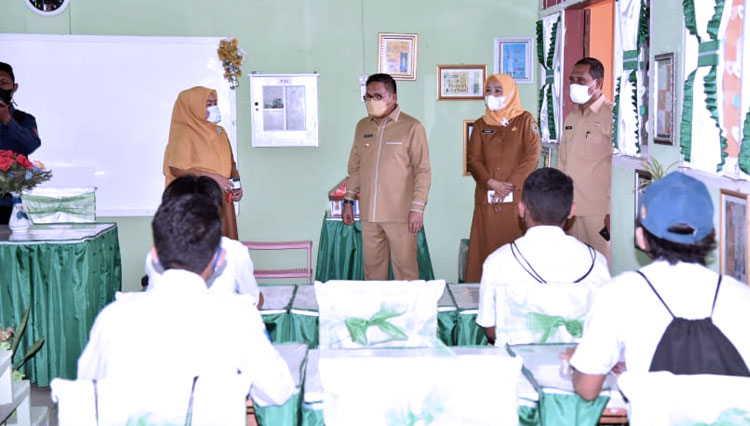 Wali Kota Gorontalo, Marten Taha saat melakukan pemantaun langsung pelaksanaan pembelajaran tatap muka (PTM) secara terbatas di salah satu sekolah. (FOTO: Humas Pemkot Gorontalo)