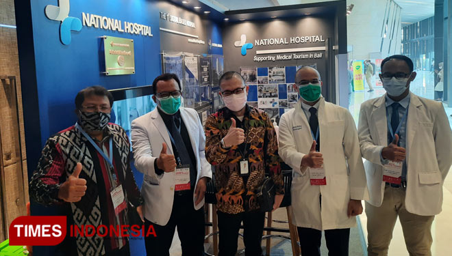 (Tengah) CEO National Hospital, Prof. Hananiel Prakasya Wijaya didampingi para dokter di National Hospital (FOTO: Shinta Miranda/TIMES Indonesia)