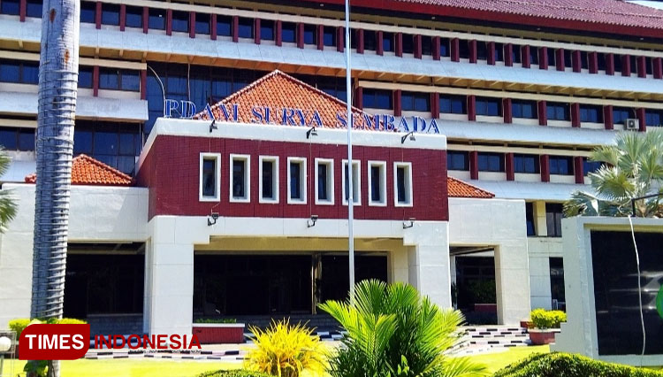 Gedung utama Perusahaan Daerah Air Minum (PDAM) Surya Sembada Kota Surabaya tampak depan. (FOTO: Ammar Ramzi/TIMES Indonesia) 