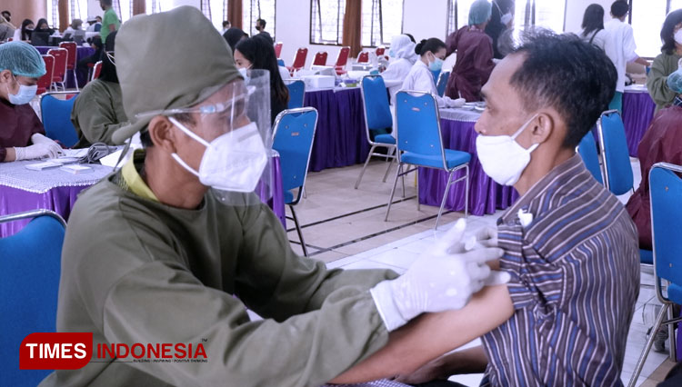 Pelaksanaan vaksinasi Covid-19 yang diikuti mahasiswa dan warga sekitar Unitri Malang. (FOTO: Humas Unitri for TIMES Indonesia)