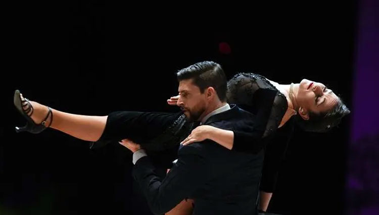 Pedro Zamin dan Florencia Mendez berlaga di babak final kategori etape Tango World Championship, di Buenos Aires, Argentina (25/9/2021). Kegiatan digelar dengan prokes serta pengurangan kapasitas. (Foto: AP Photo/Natacha Pisarenko)