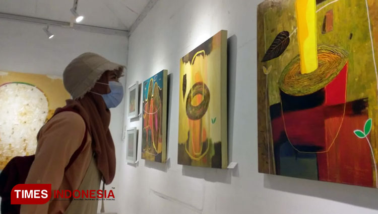 Pengunjung Gallery DKM menikmati lukisan karya Beny Dewo dalam sebuah pameran bertajuk Spirit from The East #2, Senin (27/9/2021).(Foto : Lely Yuana/TIMES Indonesia) 