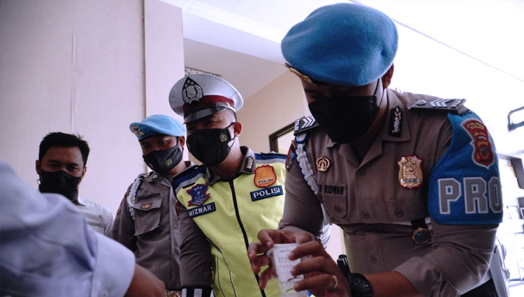 Pengetesan urin terhadap sejumlah anggota Polres Banjar dilakukan untuk menjauhkan personel dari bahaya Narkoba (foto: Humas Polres Banjar)