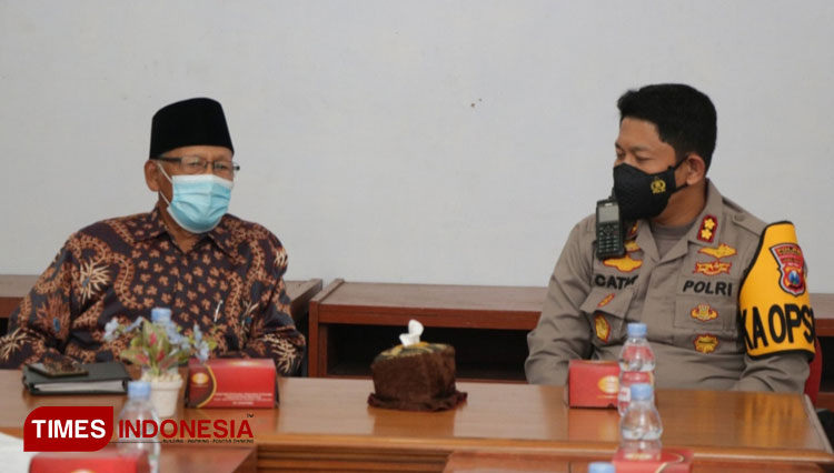 Kapolres AKBP Catur Cahyo Wibowo saat bersilaturahmi dengan ketua MUI Ponorogo Anshar Rusyadi. (FOTO: Humas Polres Ponorogo for TIMES Indonesia)