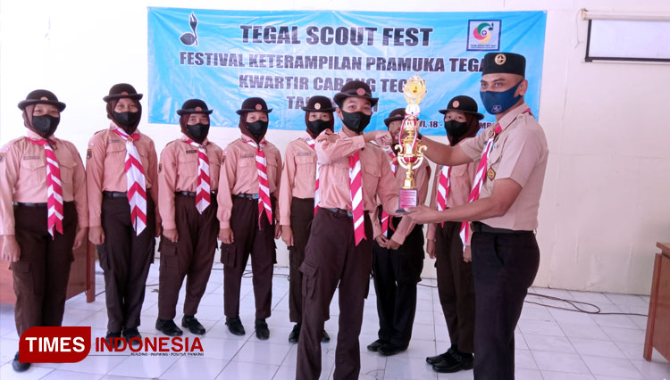 Pramuka SMPN 2 Slawi saat menerima piala Juara Tegal Scout Fest 2021 Kategori PBB (FOTO: Hasan For TIMES Indonesia)