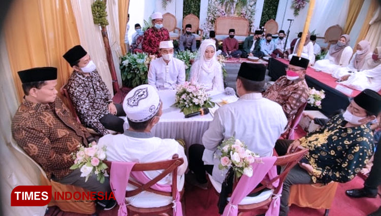 Prosesi akad nikah Hafid Nurhabibi dan Fenty Sulastini (FOTO: Rizki Alfian/ TIMES Indonesia)