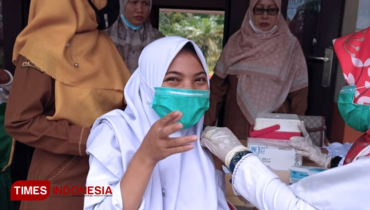 Salah seorang siswi SMAN 5 Abdya saat menerima vaksin (FOTO: T. Khairul Rahmat Hidayat/TIMES Indonesia)