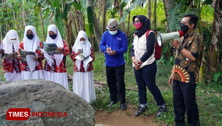 Siswa SMA Pujer saat mendatangi lokasi situs megalitikum di Desa Maskuning Kulon. Mereka belajar lebih dalam tentang Ijen Geopark (FOTO: Moh Bahri/TIMES Indonesia).