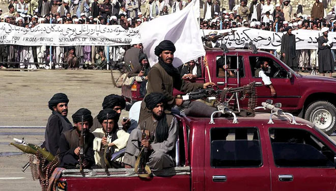 Pasukan Taliban pawai dengan menggunakan mobil saat peringatan hari kemerdekaan Afganistan di Kabul pada 19 Agustus  2001. (Saeed Kahn/AFP/Getty Images)