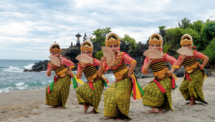 Tari Gandrung siap dipentaskan dalam kegiatan wisata Festival Pesona Senggigi 2021.(Foto: Dispar Lombok Barat)