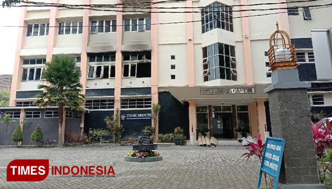 Tampak gedung Teknik Industri FT Universitas Brawijaya usai terbakar. (Foto: Naufal Ardiansyah/TIMES Indonesia)