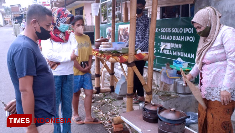 Tidak hanya bisa bernostalgia ditengah suasana tempo dulu di Kampung Kuliner Tradisional Dusun Dadaptulis ini juga menyajikan beragam makanan tradisional yang lezat. (FOTO: Muhammad Dhani Rahman/TIMES Indonesia)
