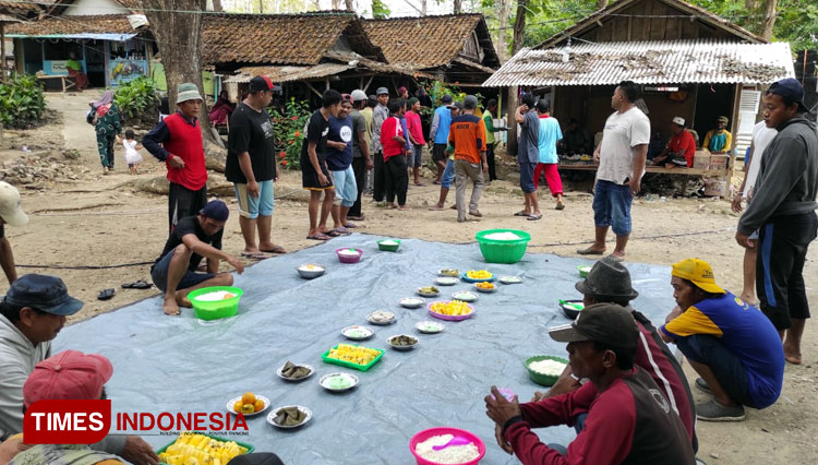 Para warga Dusun Tepanas, Desa Kranji, Kecamatan Paciran, Kabupaten Lamongan, Jawa Timur yang melakukan Tradisi Keduk Mbrumbung sebagai wujud syukur kepada Allah SWT, Senin (27/9/2021), Foto : Moch. Nuril Huda/TIMES Idnonesia)