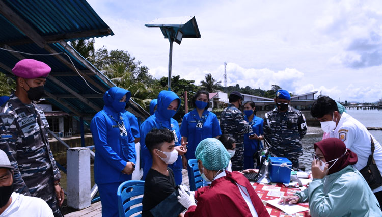Lantamal IX Ambon melaksanakan vaksinasi kepada penumpang dan pengemudi speed boat di dermaga speed boat Wayame, Senin (27/9/2021). (Foto: Lantamal IX)