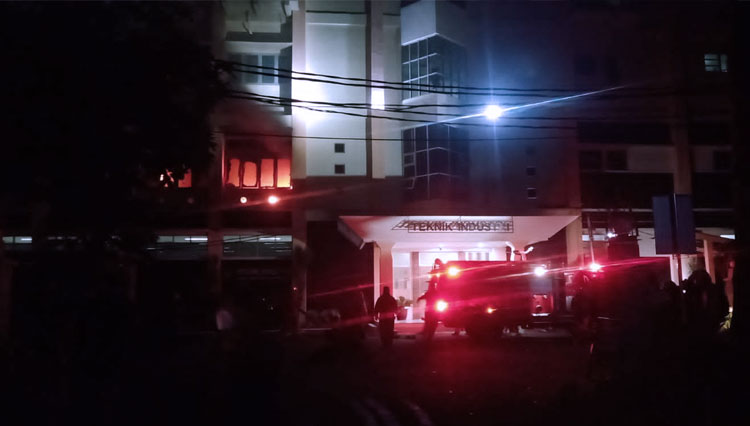 Terlihat kepulan api dan asap yang membara di lantai dua Gedung FT UB Malang, Minggu (26/9/2021) malam. (Foto: Dok. UPT Damkar Kota Malang/TIMES Indonesia)