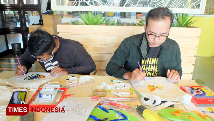 Seru, Yello Hotel Jemursari Gelar Lomba Melukis Totebag untuk Media