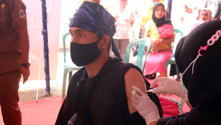 Salah satu warga suku baduy mengikuti program vaksinasi Covid-19. (Foto: Dok. Tribratanews)