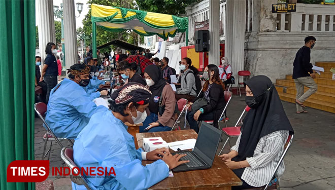 Suasana vaksinasi massal di Sasono Hinggil Yogyakarta pada 27 hingga 28 September 2021 yang dimeriahkan seniman Yogyakarta. (FOTO: Soni Haryono/TIMES Indonesia)