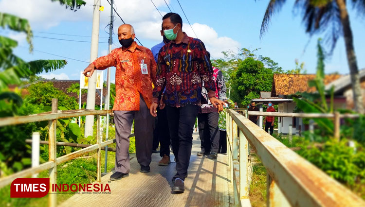 Bupati Pacitan, Indrata Nur Bayuaji didampingi Kepala Dinas PUPR Pacitan, Edy Junan Ahmadi meninjau Jembatan Desa Kembang dan Jembatan Mendole (Foto: Yusuf Arifai/TIMES Indonesia). 