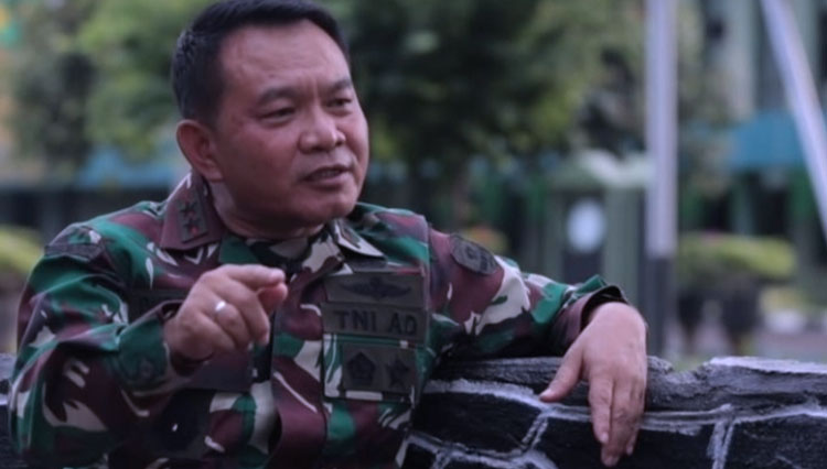 Panglima Kostrad Letjen TNI Dudung Abdurachman saat diwawancarai di Jakarta (foto: Dokumen/YouTube)