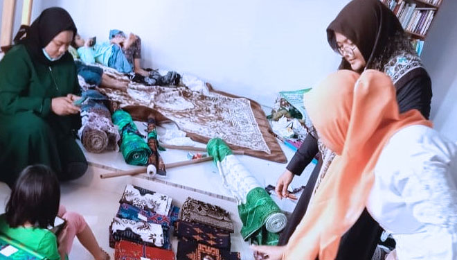 Panitia sedang menyiapkan bahan baku kain yang akan didistribusikan kepada para peserta Festival Halal Fashion untuk diolah sebagai busana rancangannya. (FOTO: Fetra for TIMES Indonesia)